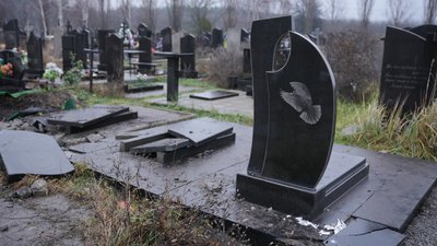 Чи відшкодують пошкоджені пам’ятники після обстрілу цвинтаря на Полтавщині