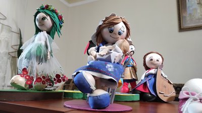 Жителька Тернопільщини виготовляє ляльки, схожі на казкових героїв й історичних персонажів Жителька Тернопільщини виготовляє ляльки, схожі на казкових героїв й історичних персонажів