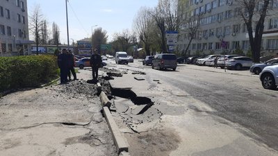 У Кропивницькому з-під асфальту била фонтаном вода, заввишки три метри