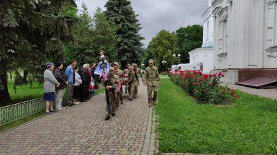 Труну з Михайлом Зезекалом, який загинув на війні з Росією, несуть для прощання Труну з Михайлом Зезекалом, який загинув на війні з Росією, несуть для прощання