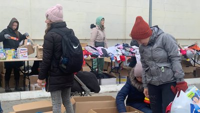 У Тернополі переселенцям безкоштовно роздавали дитячі речі У Тернополі переселенцям безкоштовно роздавали дитячі речі