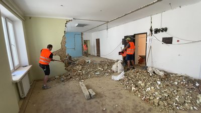 У будівлі на Словацького, 3А розбирають стіни У будівлі на Словацького, 3А розбирають стіни