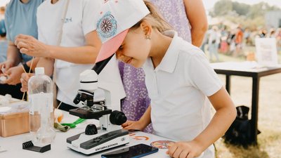 Поблизу Луцька відбувся сімейний фестиваль повітряних зміїв
