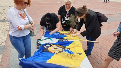 Рідні полонених з Азовсталі влаштували у Кропивницькому акцію, щоб про бранців не забували Рідні полонених з Азовсталі влаштували у Кропивницькому акцію, щоб про бранців не забували