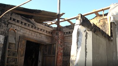 Причину не встановили: у Херсоні сім'я відновлює будинок після пожежі