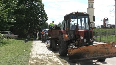Латають ями та встановлюють знаки. Як у селі під Луцьком готуються до приїзду президента Латають ями та встановлюють знаки. Як у селі під Луцьком готуються до приїзду президента