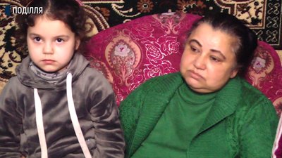 У Світлани Параджанової - четверо прийомних дітей. Наймолоша Єва, яка знає свою біологічну маму Наташу, саме Світлану називає мамою. Фото: Суспільне Поділля. У Світлани Параджанової - четверо прийомних дітей. Наймолоша Єва, яка знає свою біологічну маму Наташу, саме Світлану називає мамою. Фото: Суспільне Поділля.