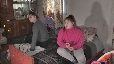 Дві осиротілі сестри, яких повернули з Росії, нині живуть на Волині Дві осиротілі сестри, яких повернули з Росії, нині живуть на Волині