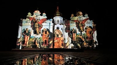 Лавру та Верховну Раду освітили "світлом незламності" швейцарського художника