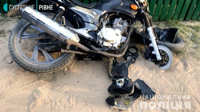 Був без шолома та без “прав”: на Рівненщині після ДТП мотоцикліст у реанімації