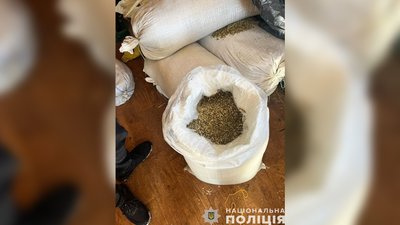 Близько мільйона гривень: на Чернігівщині поліцейські викрили групу людей, що виготовляли та продавали тютюнові вироби Близько мільйона гривень: на Чернігівщині поліцейські викрили групу людей, що виготовляли та продавали тютюнові вироби