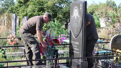 На Херсонщині вшанували пам’ять військового, який загинув в зоні ООС 7 років тому На Херсонщині вшанували пам’ять військового, який загинув в зоні ООС 7 років тому