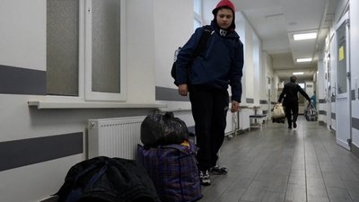 Парамедики евакуювали жителя Бахмута та його родину. Чоловік отримав поранення під час обстрілу армії РФ Парамедики евакуювали жителя Бахмута та його родину. Чоловік отримав поранення під час обстрілу армії РФ
