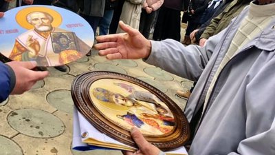 Прикарпатські волонтери будують на Донбасі каплички у гуцульському стилі Прикарпатські волонтери будують на Донбасі каплички у гуцульському стилі