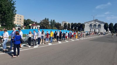На Луганщині розгорнули найбільший прапор України та встановили рекорд. Фото: Попаснянська міська військово-цивільна адміністрація На Луганщині розгорнули найбільший прапор України та встановили рекорд. Фото: Попаснянська міська військово-цивільна адміністрація