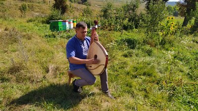 На Тернопільщині музикант та інженер створили нову модель дитячої бандури На Тернопільщині музикант та інженер створили нову модель дитячої бандури