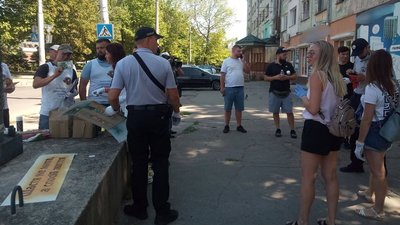 40 пляшок фарби і дві години роботи: у Херсоні волонтери зафарбовували рекламу наркотиків 40 пляшок фарби і дві години роботи: у Херсоні волонтери зафарбовували рекламу наркотиків
