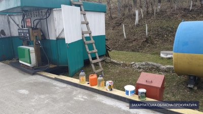 На Закарпатті виявили нелегальну АЗС. Суд наклав арешт на понад 5 тисяч літрів пального На Закарпатті виявили нелегальну АЗС. Суд наклав арешт на понад 5 тисяч літрів пального