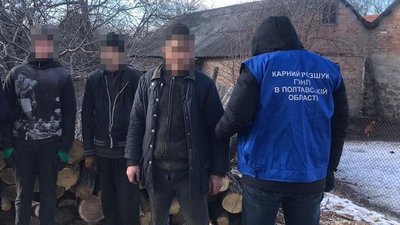Понад 700 тисяч гривень збитків: на Полтавщині взяли під варту чоловіка, який незаконно вирубував дерева Понад 700 тисяч гривень збитків: на Полтавщині взяли під варту чоловіка, який незаконно вирубував дерева