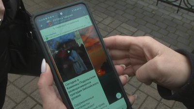 Алла Чепелюк, яка за перехід громади в ПЦУ, показує запис прямої трансляції недільного мітингу біля собору російськими пропагандистськими каналами. Алла Чепелюк, яка за перехід громади в ПЦУ, показує запис прямої трансляції недільного мітингу біля собору російськими пропагандистськими каналами.