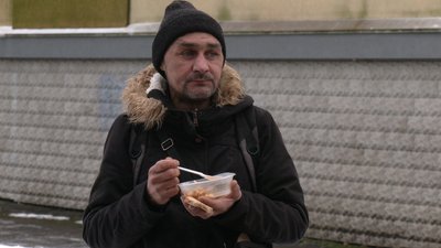У центрі Рівного годують людей в скруті