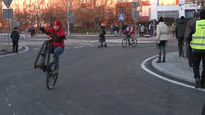 Першими випробовують нове кільце велосипедисти Першими випробовують нове кільце велосипедисти
