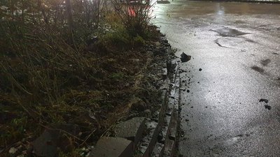 В Ужгороді водій "Land Cruiser" заїхав на коло на перехресті В Ужгороді водій "Land Cruiser" заїхав на коло на перехресті
