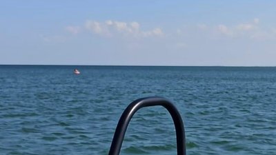 На курорті Херсонщини врятували двох дівчат, яких віднесло у відкрите море На курорті Херсонщини врятували двох дівчат, яких віднесло у відкрите море