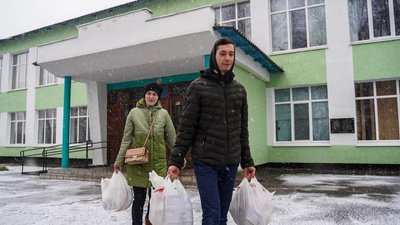 Майже 1000 тонн продуктових наборів роздали переселенцям на Полтавщині Майже 1000 тонн продуктових наборів роздали переселенцям на Полтавщині