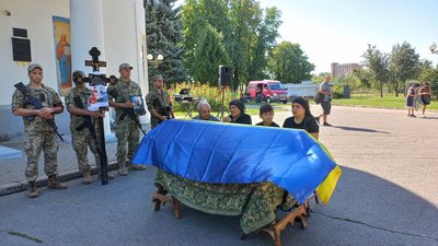 У Полтаві прощаються із двома бійцями, які полягли на російсько-українській війні У Полтаві прощаються із двома бійцями, які полягли на російсько-українській війні