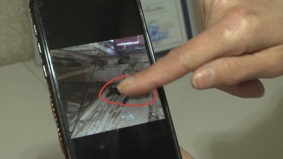 Квартиру хмельничанки на останньому поверсі п’ятиповерхівки часто затоплювало через слухове вікно на даху Квартиру хмельничанки на останньому поверсі п’ятиповерхівки часто затоплювало через слухове вікно на даху