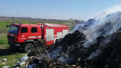 На Одещині горіло сміттєзвалище: вогонь охопив 2000 кв.м, рятувальники назвали причину