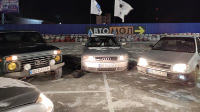 Автоялинка до 2022 року. У Вінниці сформували ялинку з автівок Автоялинка до 2022 року. У Вінниці сформували ялинку з автівок
