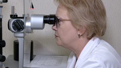 Жінка перевіряє зір