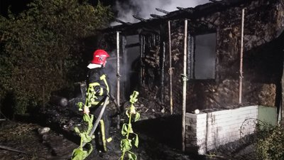 Вогнеборці ліквідують пожежу будинку в селі Адамівка Ніжинського району