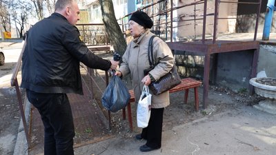 "Просто люди": у Харкові пів сотні добровольців щодня розвозять продукти нужденним "Просто люди": у Харкові пів сотні добровольців щодня розвозять продукти нужденним