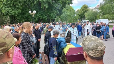 «Чому такі гинуть?»: у Полтаві попрощалися з двома бійцями, які полягли на війні