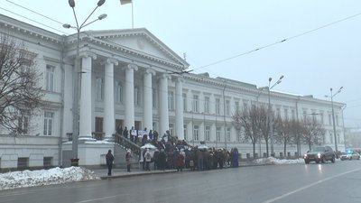 Перекривали входи та не пускали працівників ОДА: як у Полтаві відбувся тарифний протест Перекривали входи та не пускали працівників ОДА: як у Полтаві відбувся тарифний протест