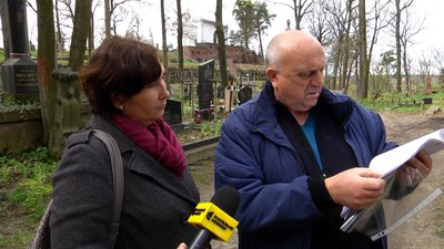Пам'ятники, хрести та огорожі довкола могил на цвинтарі у Житомирі пошкодили дерева, що впали під час буревію Пам'ятники, хрести та огорожі довкола могил на цвинтарі у Житомирі пошкодили дерева, що впали під час буревію