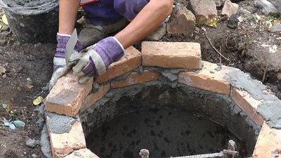 У миколаївських школах замінюють кришки на каналізаційних колодязях У миколаївських школах замінюють кришки на каналізаційних колодязях
