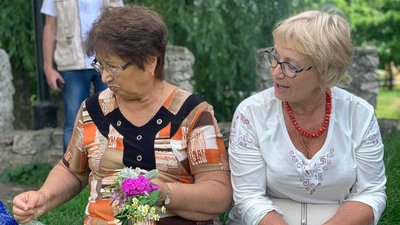 Тернопільські пенсіонерки плели вінки до свята Івана Купала