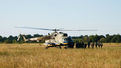 Десантники та гелікоптер
