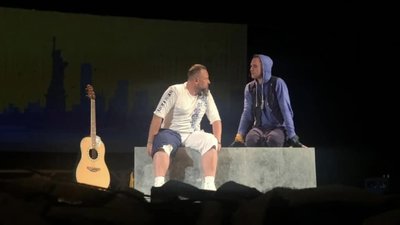 Прем’єра від театру "Ампулка": херсонці побачили виставу "Чуваки не святкують, або Ukrainian"