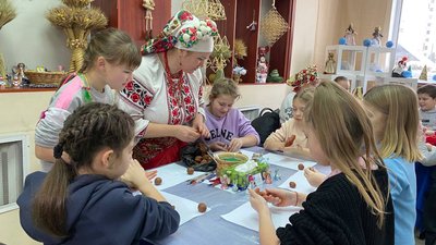Дідухи, різдвяні павуки, ляльки-мотанки: у Луцьку запрацювала "Різдвяна майстерня"