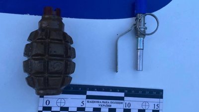 В Ужгороді затримали чоловіка, який гуляв вулицею із гранатою В Ужгороді затримали чоловіка, який гуляв вулицею із гранатою