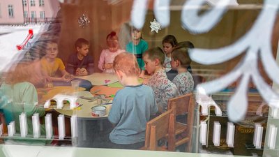 На Чернігівщині діти роблять окопні свічки для захисників України