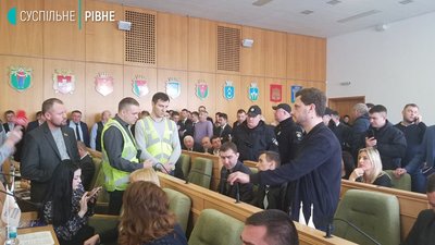 Рівнеоблрада зібралась на сесію: кого виганяють та за що голосують депутати