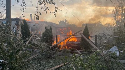 РФ вдруге за добу обстріляла Кругляківку авіабомбами. Загинули дві людини, серед поранених є рятувальники та слідчий
