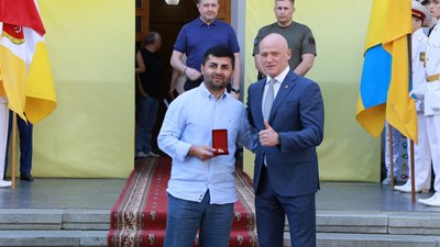 Волонтери та директорка телеканалу: до Дня міста вручили відзнаку "За оборону Одеси" Волонтери та директорка телеканалу: до Дня міста вручили відзнаку "За оборону Одеси"
