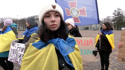 "Волю захисникам ЧАЕС": у Чернігові рідні військовополонених вийшли на площу, щоб їх почули "Волю захисникам ЧАЕС": у Чернігові рідні військовополонених вийшли на площу, щоб їх почули